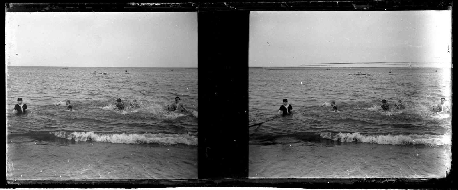 Desconegut, [Banyistes a la platja]