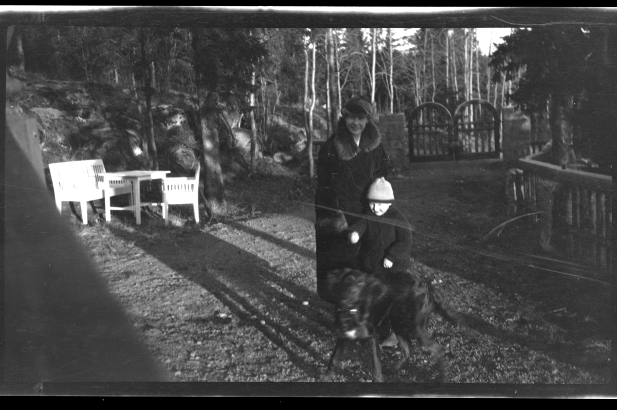 Rolf Sr. Sundt, Julius Sundt og antagelig hans tante Birgit Aubert i hagen til Villa Knyggen i Voksenlia, Oslo. Fotografert 1922.