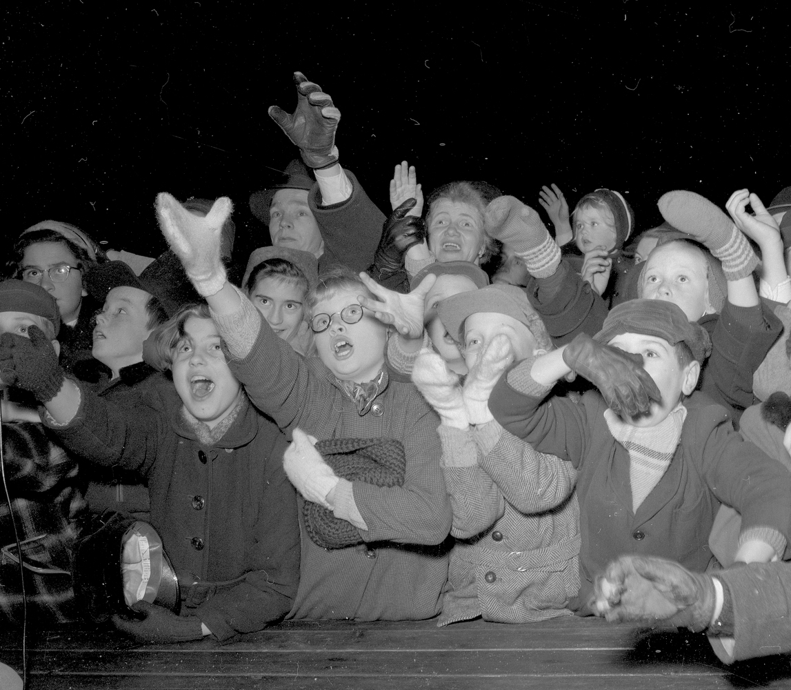 Örebro Kuriren, Christmas Market at Hamnplan. December 13, 1954.