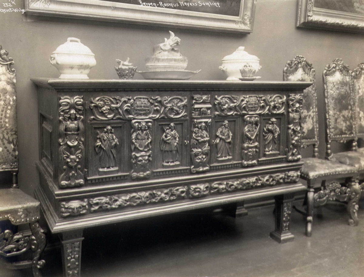 Anders Beer Wilse, Kiste, Rasmus Meyers samling, Bergen Kunstmuseum, Bergen, Hordaland. Fotografert 1912.