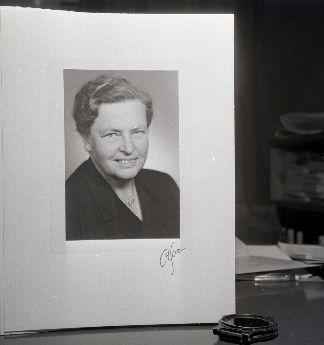 Allan Bernving, Kyrkoherdefru Siri Lindh.