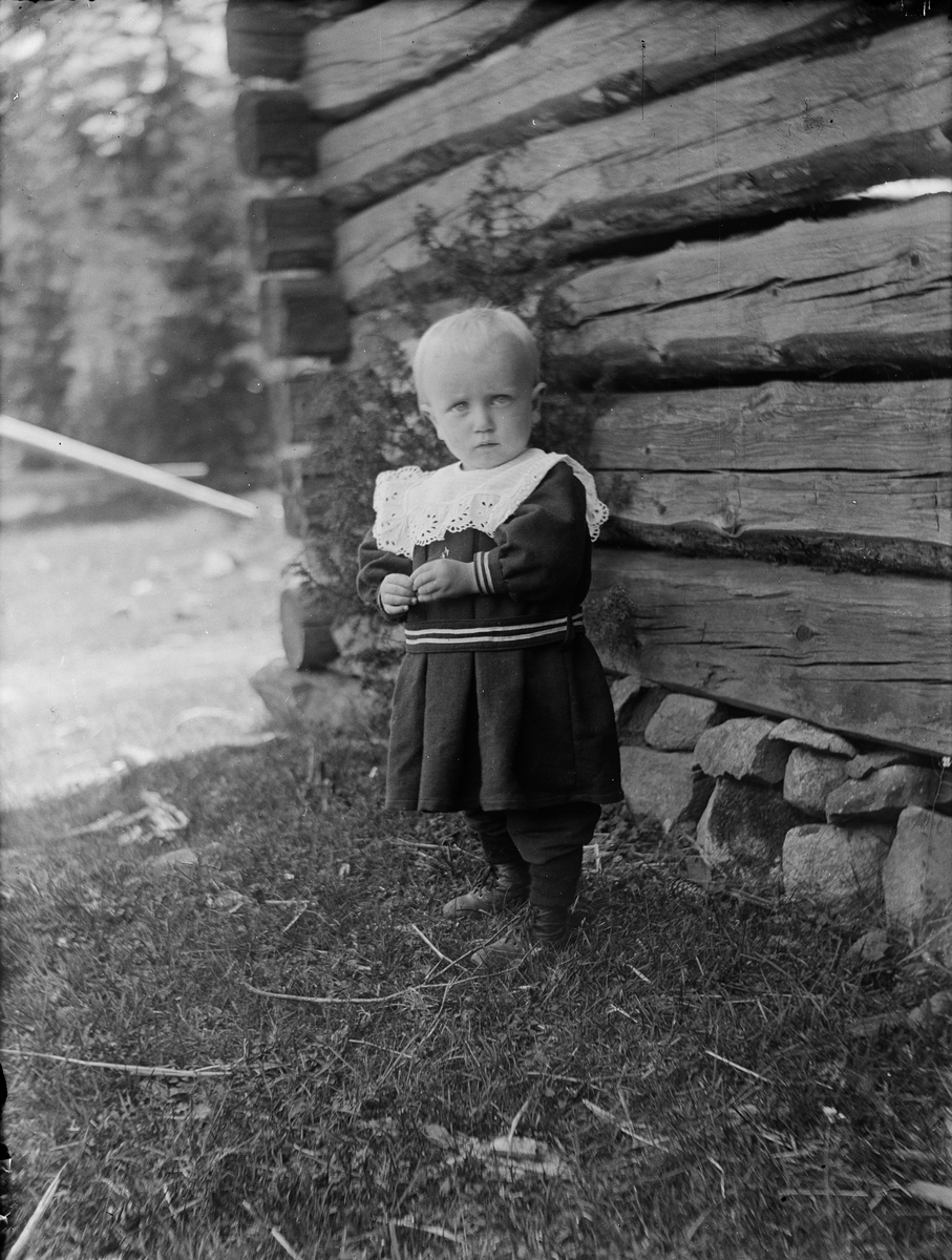 Josef Ärnström, Litet barn vid timmervägg