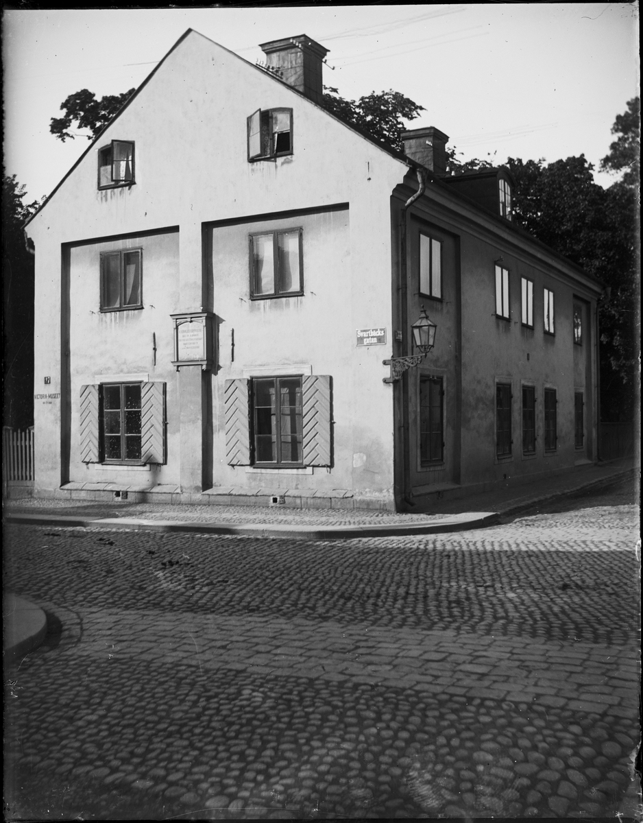Okänd,, Byggnad med texten "Carolus Linneus" på ytterväggen, Uppsala