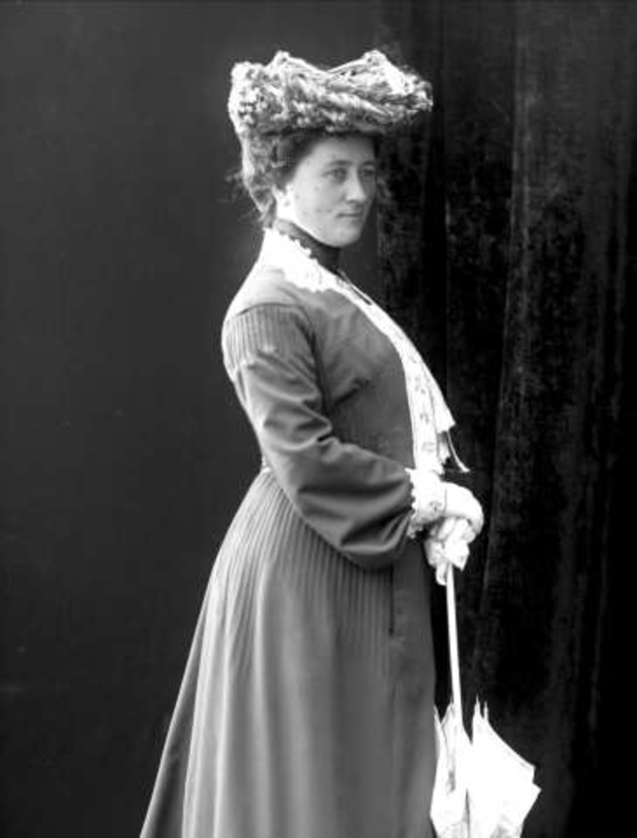 Gustav Borgen, Portrett, kvinne i spaserdrakt med hatt og parasoll. Inga Ødegaard.