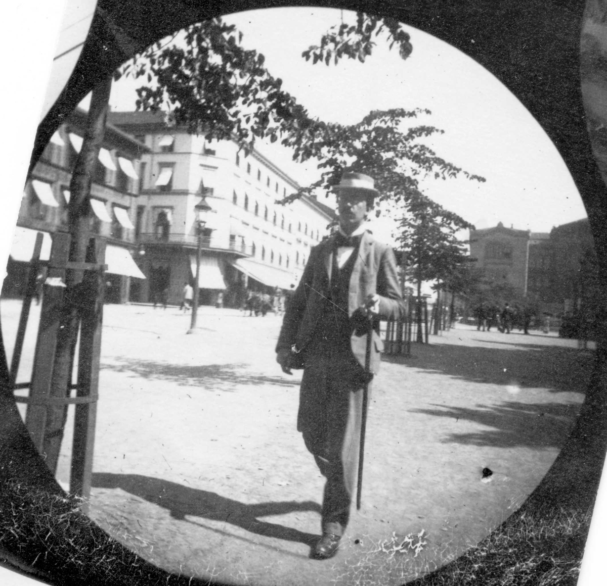 Fredrik Carl Mülertz Størmer, Alexander Bugge spaserer langs Karl Johans gate, Oslo. med Stortinget og Grand Hotell i bakgrunnen.