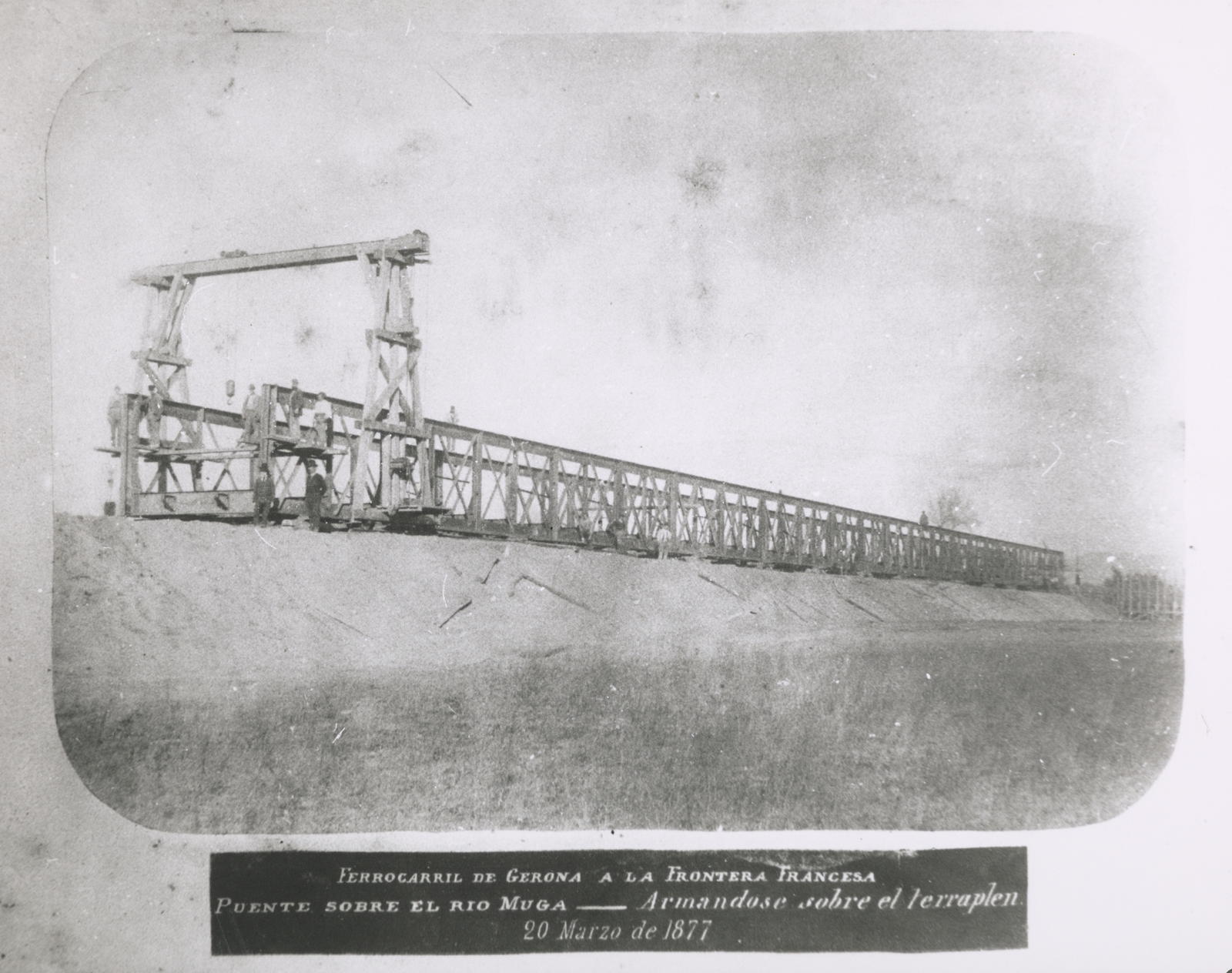 Desconegut, Puente sobre el río Muga- Armandose sobre el terraplen
