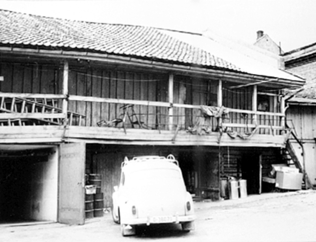 Anno Domkirkeodden, EKSTERIØR BAKGÅRD, STRANDGATA 61, SVALGANG, BIL PARKERT