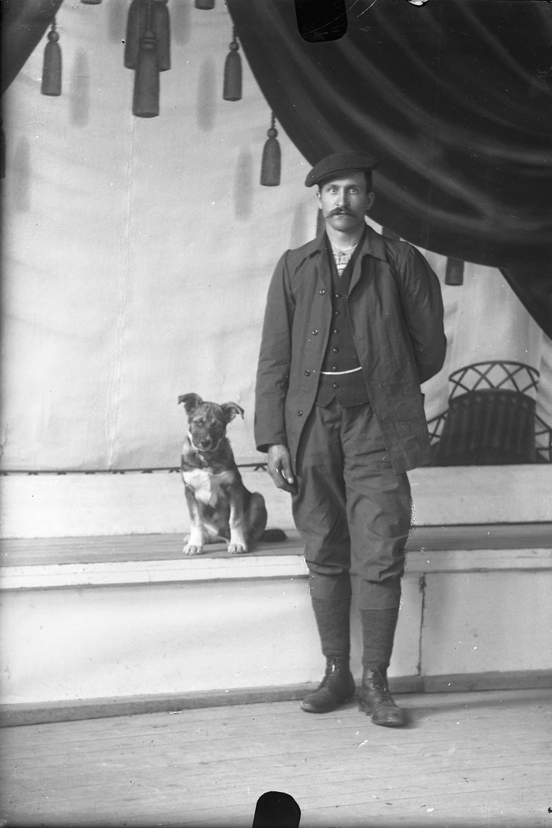 Oscar Holte, Portrett av mann med hund