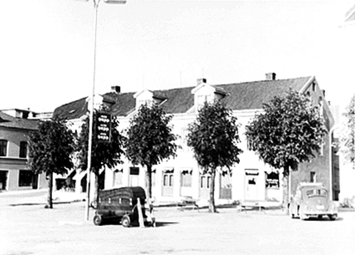 Anno Domkirkeodden, EKSTERIØR STORHAMARGATA 11, ÅSGÅRDEN, BRØDRENE FLENGSRUDS BUTIKK, KAFE NOR OG KJØP OG SALG AV BRUKTE TING