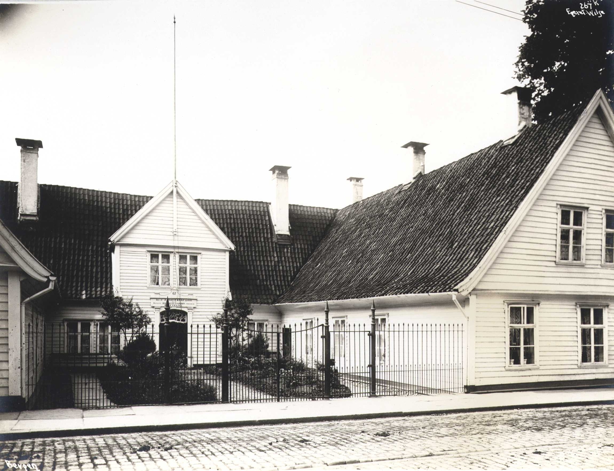 Anders Beer Wilse, Trehusbebyggelse. Bergen, Hordaland. Fotografert 1912.