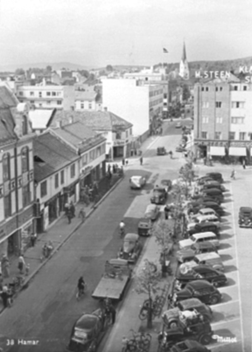 Anno Domkirkeodden, OVERSIKT ØSTRE TORG, TORGGATA MOT TRIANGELEN, PARKERTE BILER, PARKERINGSPLASS, FOLK