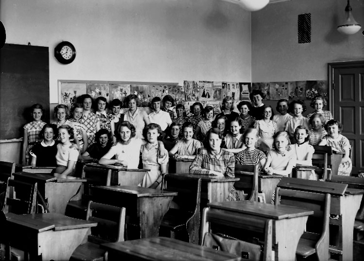 Sven Lindskog, Vasaskolan, classroom interior, 35 girls with teacher Karin Sahlin. Class 6D, Hall 10.