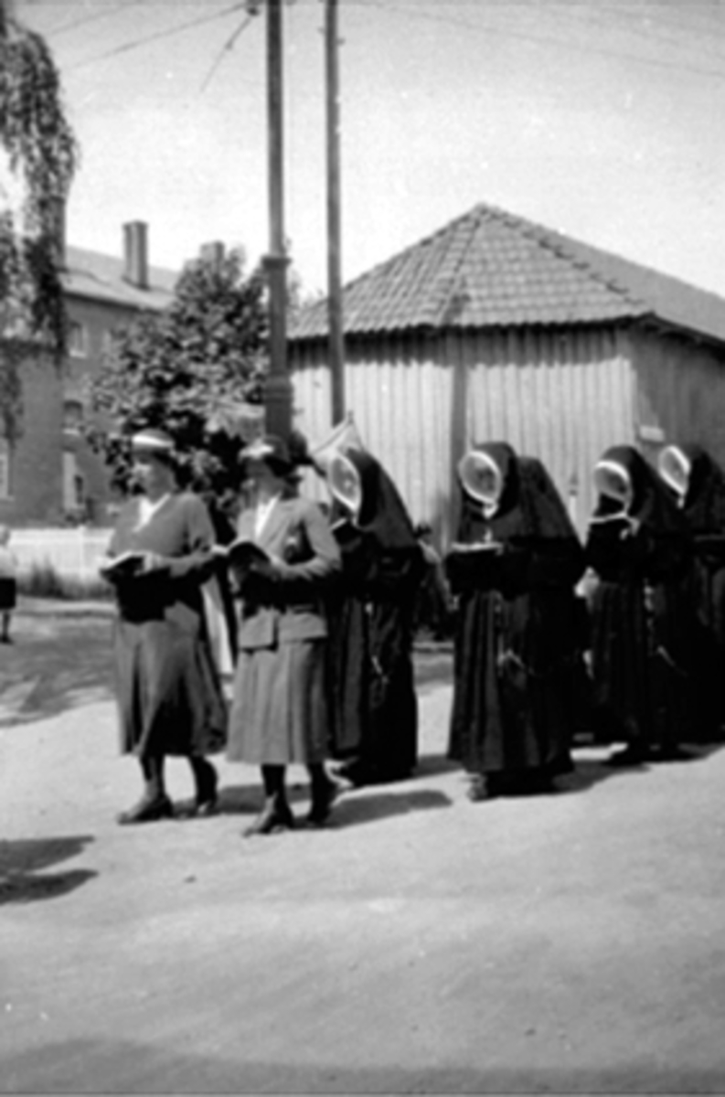 Anno Domkirkeodden, KATOLSKE ST. TORFINNS MENIGHET I PROSESJON TIL KIRKEN, KRISTI LEGEMES FEST, NONNER