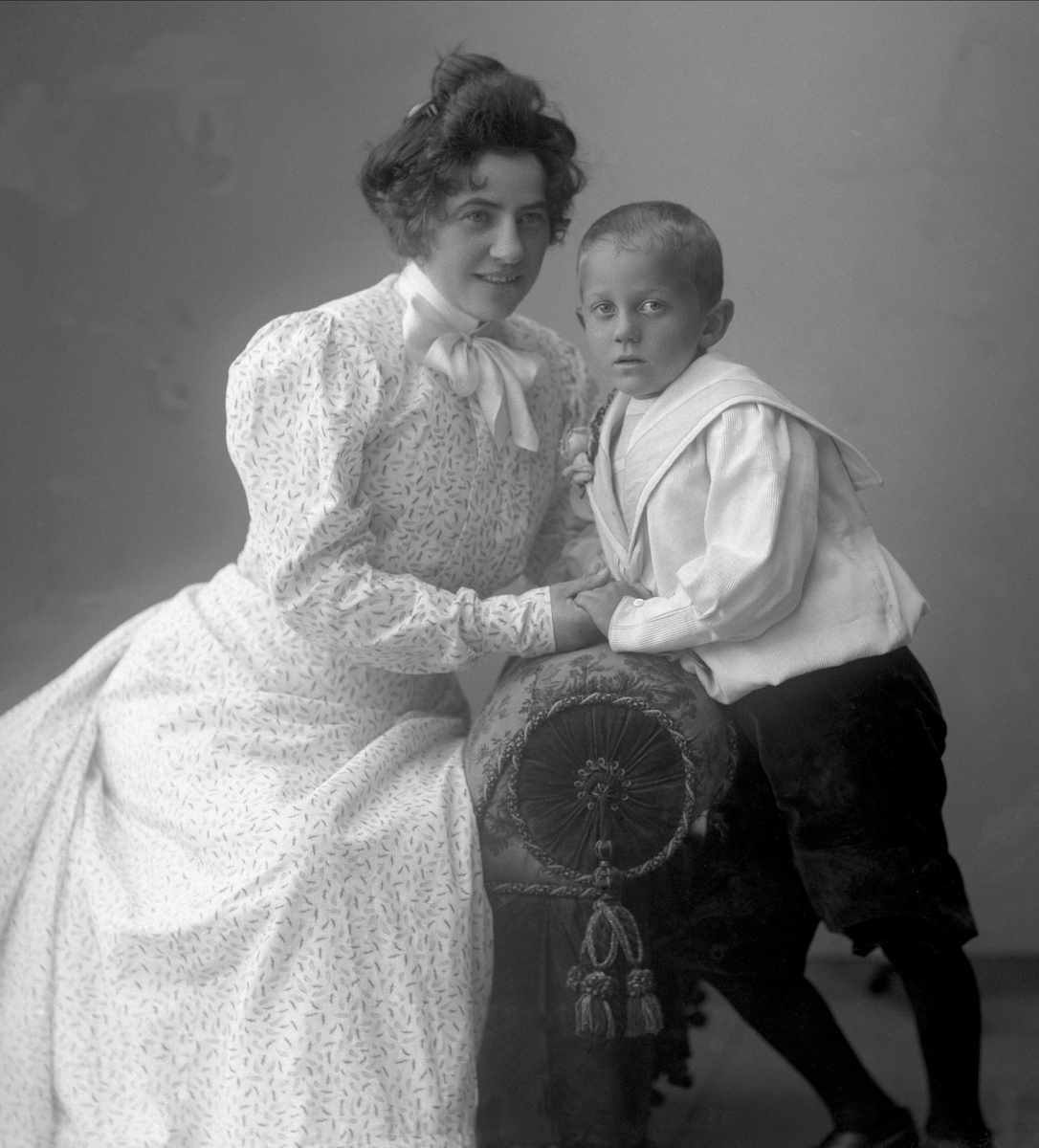 Gustav Borgen, Portrett, skuespillerinne Johanne Voss og sønnen Per.