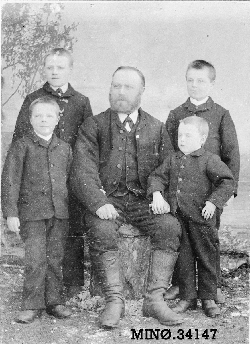 Ukjent, Nils Sund med 4 sønner. Bak: Nils, Johan Petter. Foran:Edvard og Marius.