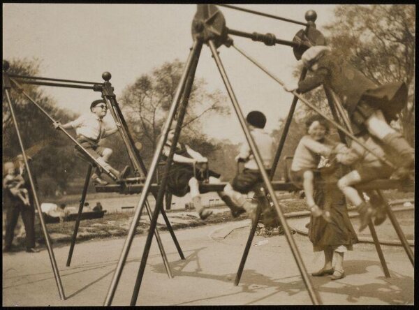 Hoppé, Emil Otto, Children at play in St. James Park