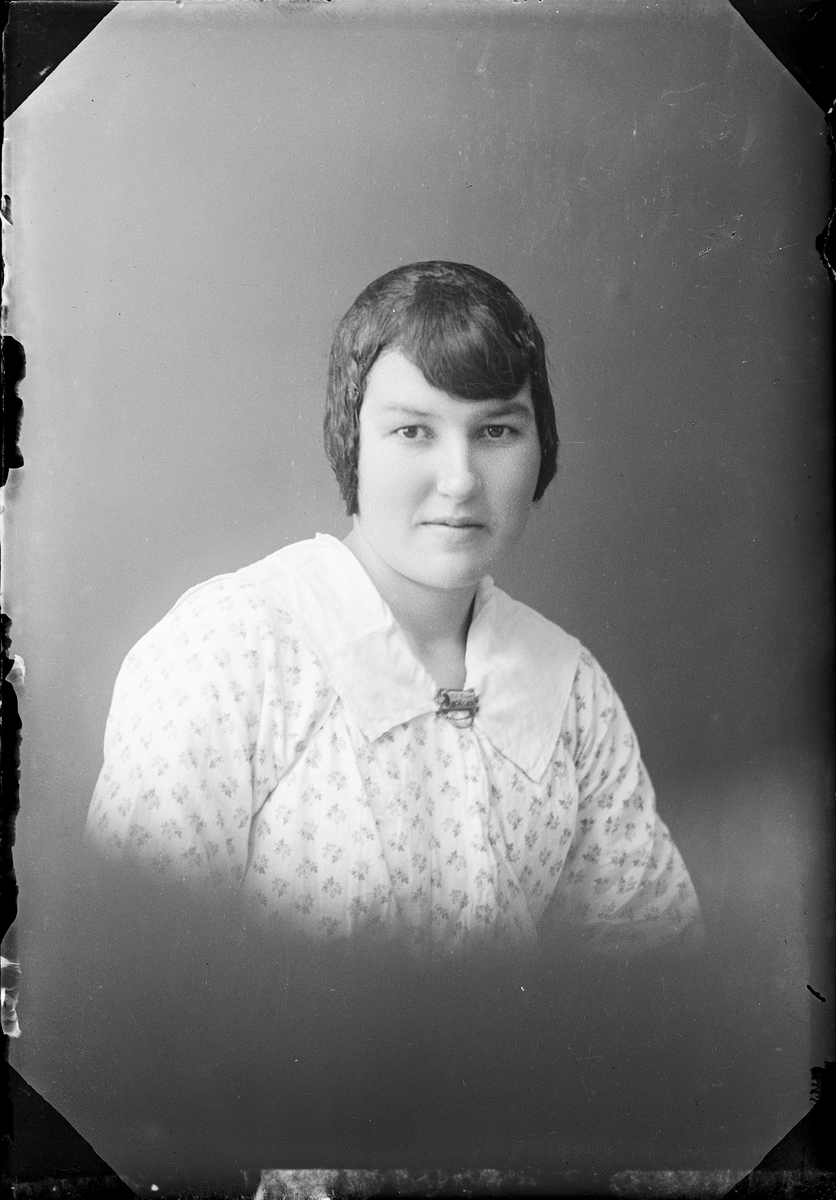 Skötsner-Edhlund, Ateljé Portrait - Edit Jansson from Harg parish, Uppland 1923