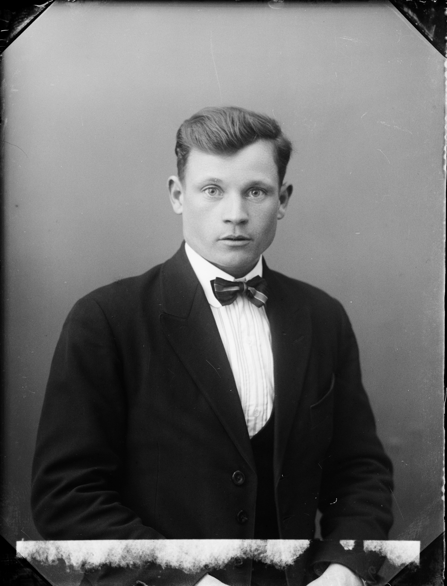 Skötsner-Edhlund, Ateljéporträtt - Alvar Beckman från Stummelbo, Valö socken, Uppland 1926