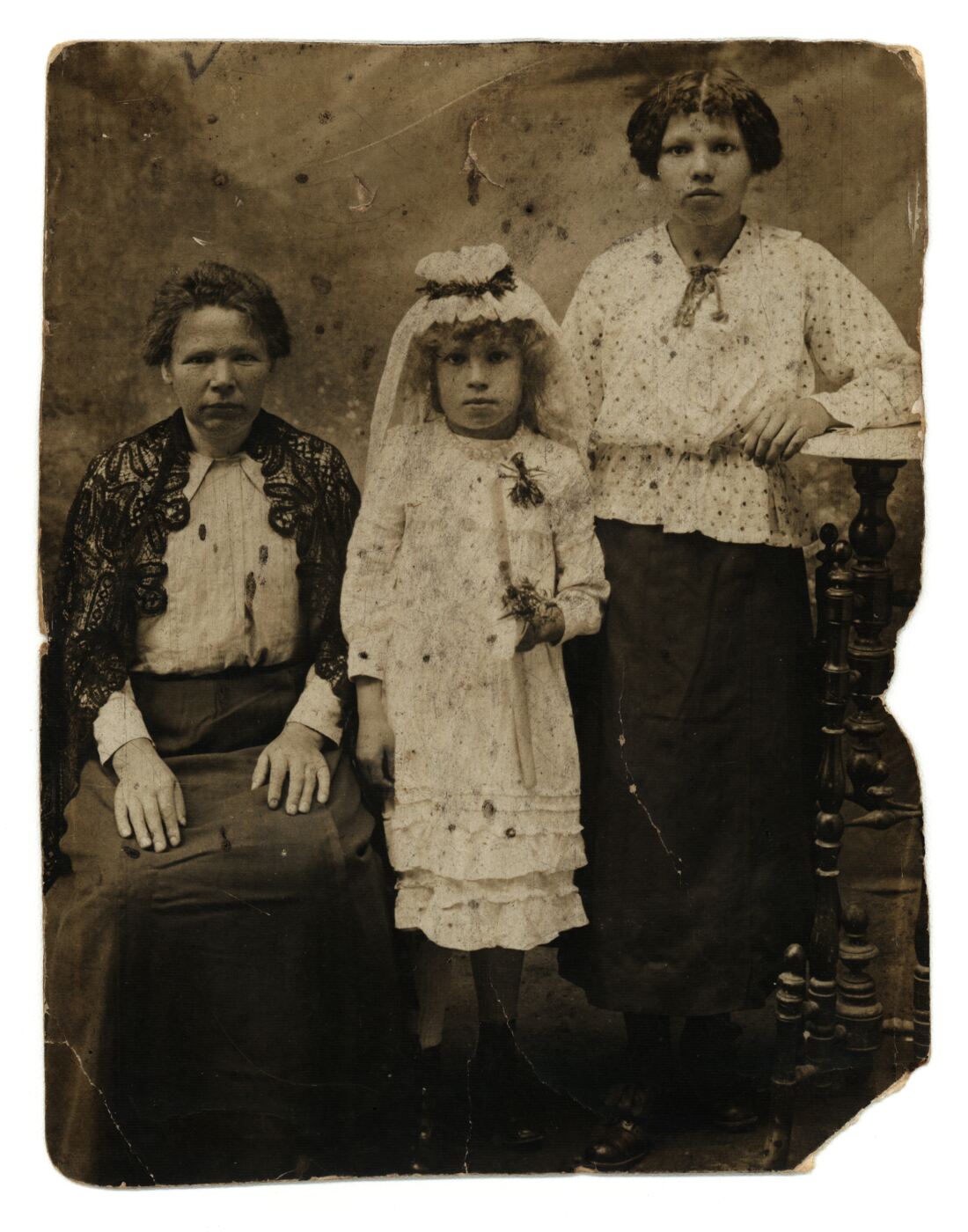 Nežinomas fotografas, Nežinomos mergaitė ir dvi moterys pirmos šv. komunijos dieną