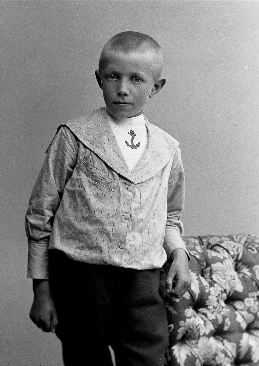 Gustav Borgen, Portrett av Jørgen Kilde som gutt i matrosdratk. Fotografert ca 1891.