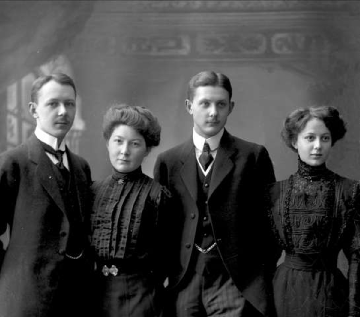 Gustav Borgen, Portrett, to kvinner og to menn i mørke drakter. Malms søskengruppe. Sigrun, Astrid, Ivan og Bjørn.