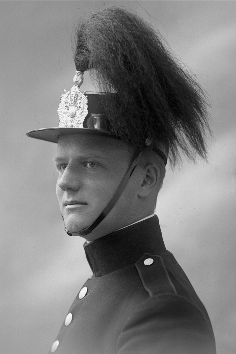 Gustav Borgen, Portrett, mann i kadettuniform.
