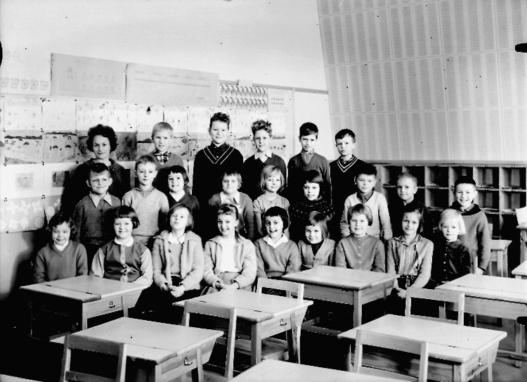 Sven Lindskog, Classroom interior, 23 schoolchildren with teachers.