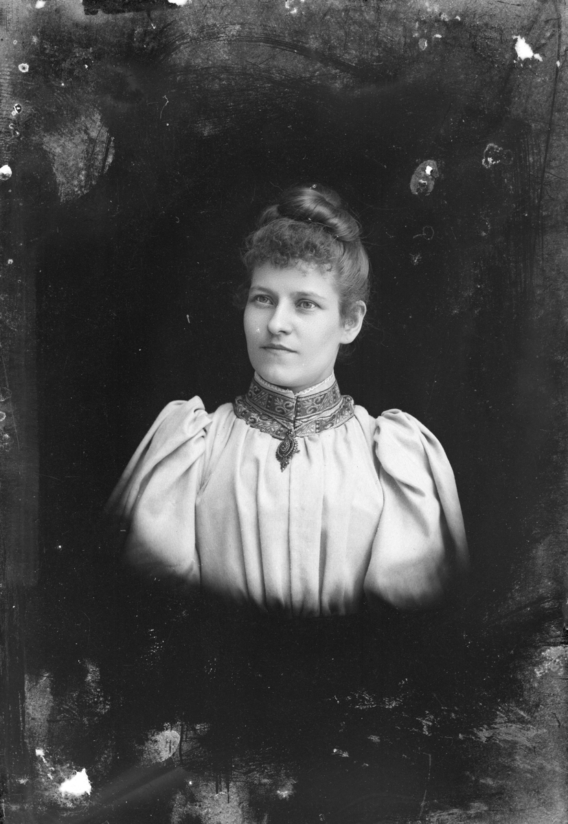 Henri Osti's Fotografiateliér, Ateljéporträtt - Emma Osti, Uppsala sannolikt 1896