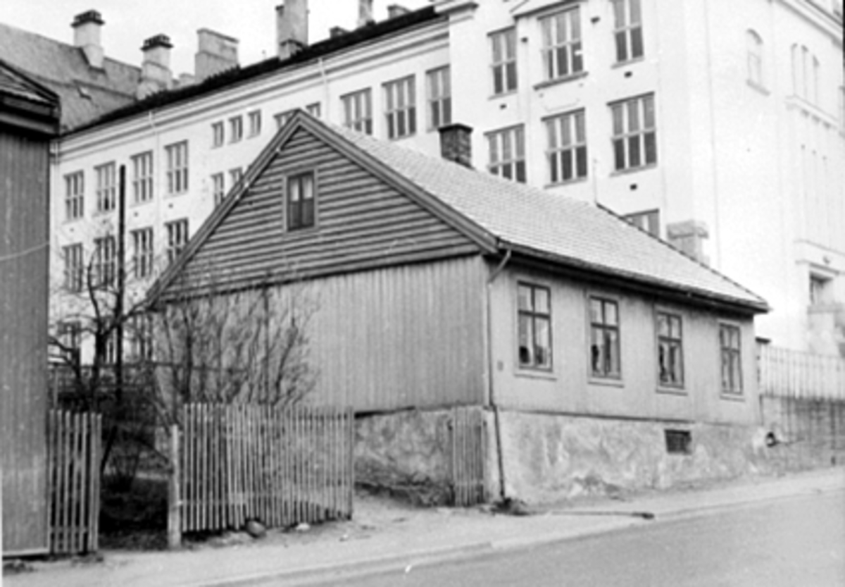 Anno Domkirkeodden, EKSTERIØR, STORHAMARGATA 43, HAMAR KATEDRALSKOLE, KATTA I BAKGRUNNEN