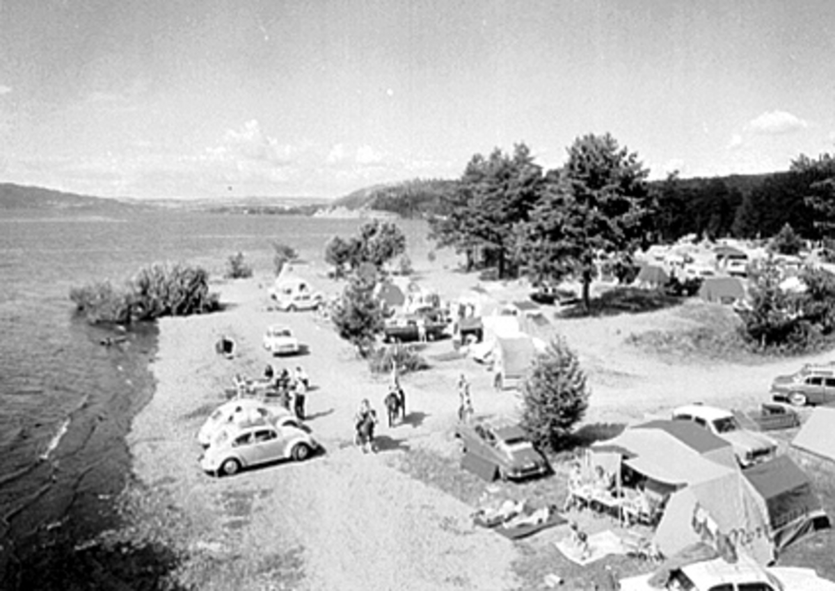 Anno Domkirkeodden, OVERSIKT HAMAR CAMPING, TELT, FOLK, RIDEHESTER, MJØSSTRANDA MED FURUBERGET I BAKGRUNNEN