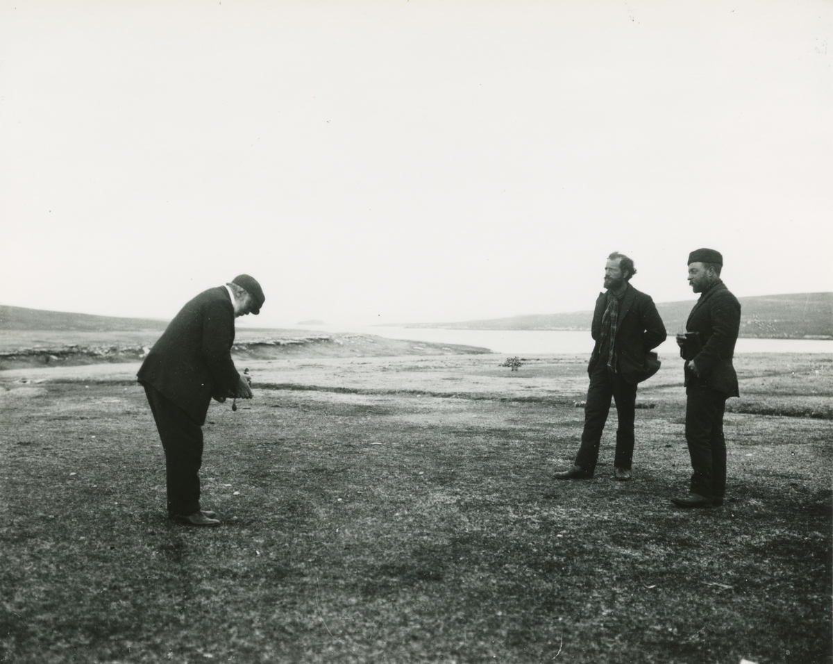 Edward Binnie, Bild från expedition i Antarktisområdet. Motiv av fotograf som fotograferar två män.