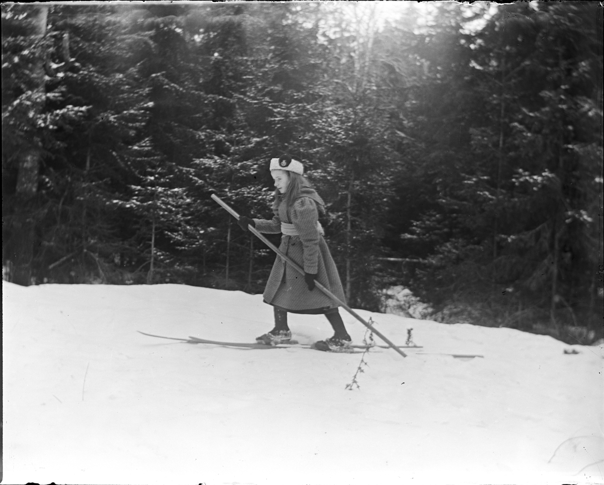 Okänd,, Flicka åker skidor med en stav, Uppland 1899