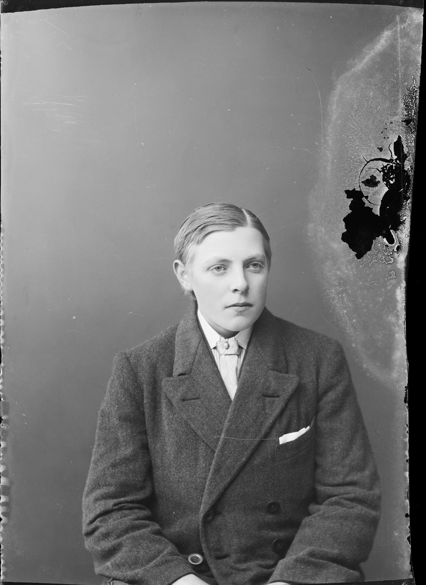 Skötsner-Edhlund, Ateljéporträtt - ung man Östhammar, Uppland