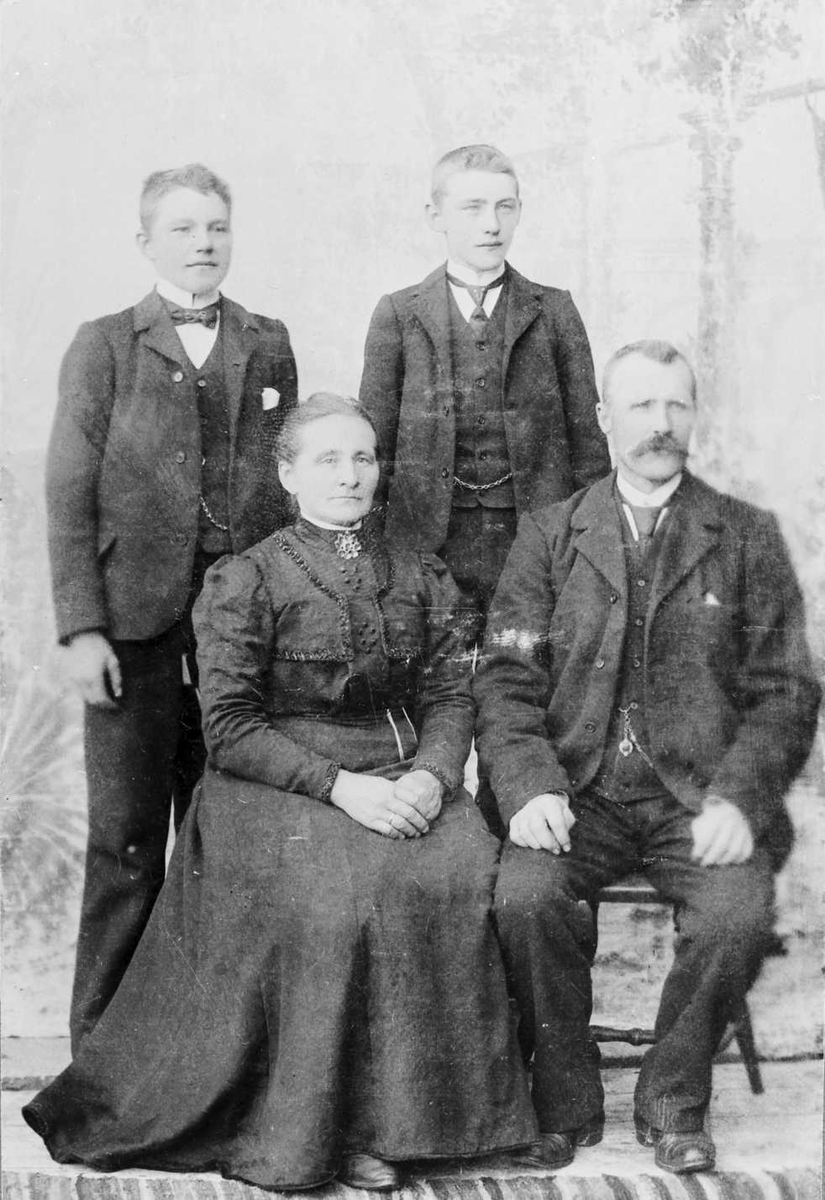 Henrik Augustinsson Stinessen, Gruppebilde, personer, klær.
