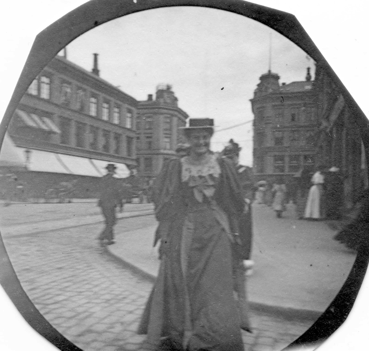Fredrik Carl Mülertz Størmer, Frk.Heiberg spaserer langs Karl Johans gate, Oslo, med Egertorvet i ryggen.