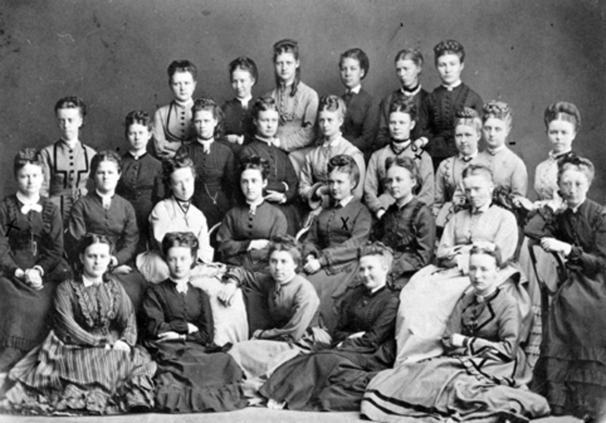 Anno Domkirkeodden, GRUPPE 28, KVINNER. SKOLEKLASSE ?. NOEN NAVN SKREVET I BILDEKANTEN. KIRSTEN DOROTHEA HANSEN AAGÅRD, JULIE HANSEN AAGÅRD OG "LILLETIKKA" BENEDICTE TODDERUD. UKJEN