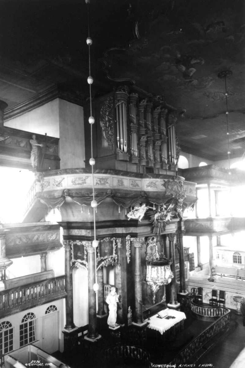 Hermann Christian Neupert, Kongsberg kirke, Buskerud. 1930. Interiør. Alter, prekestol og orgel.