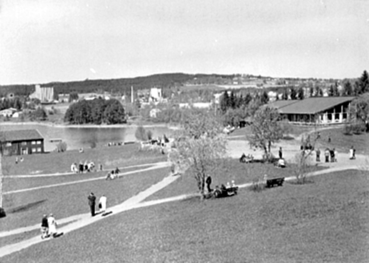 Anno Domkirkeodden, PARTI FRA DOMKIRKEODDEN OG HEDMARKSMUSEET MED LØTENBYGNINGEN OG RESTAURANTEN, FOLK SPASERER, ROSENLUNDSVIKA