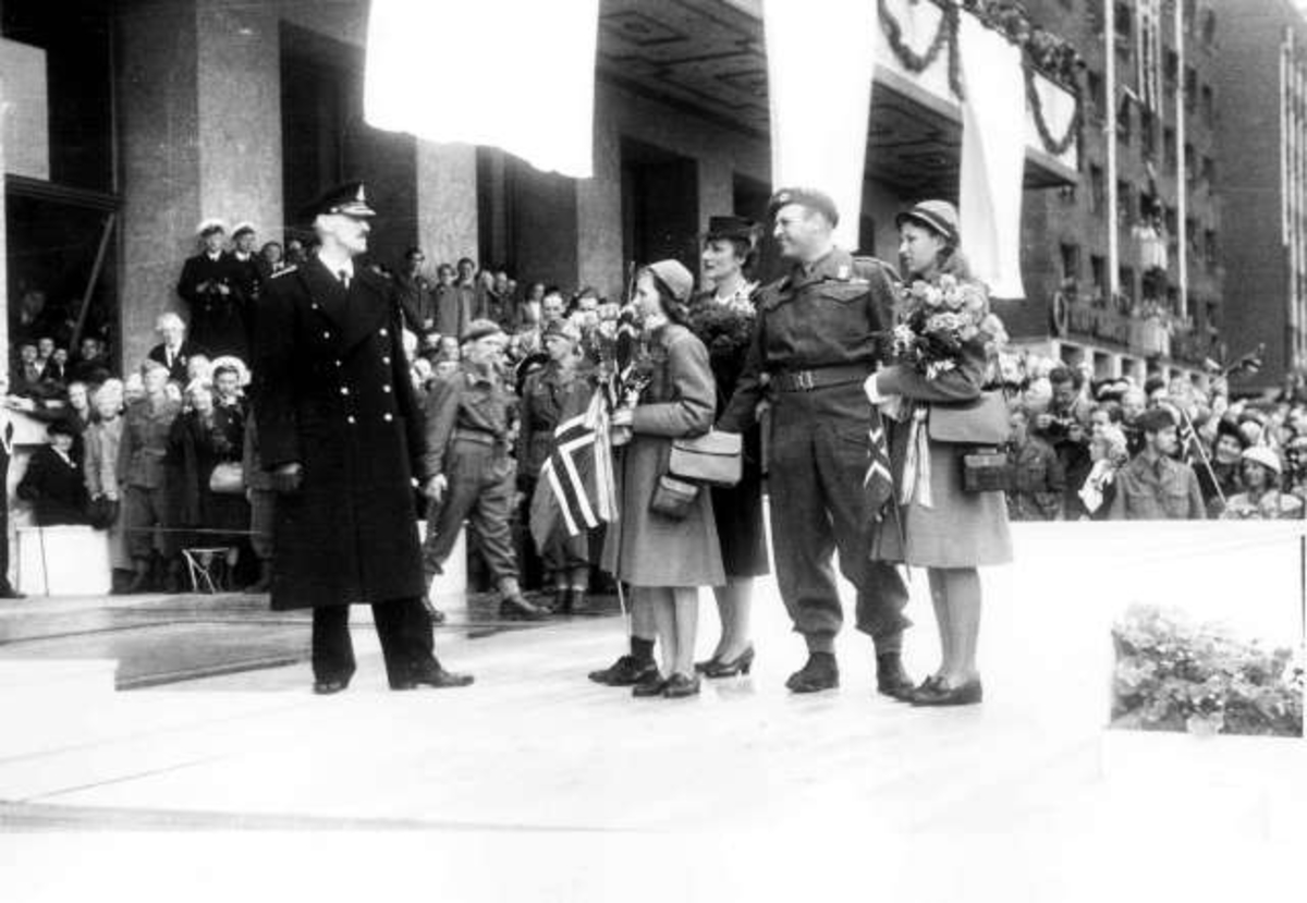 Anders Beer Wilse, Fra Oslo 7. juni 1945. Kongen kommer tilbake.Kongefamilien samlet foran Rådhuset.