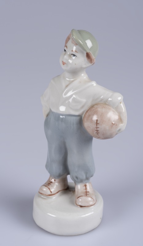 Unknown artist, miniskulptuur poiss jalgpalliga, L. Viljus