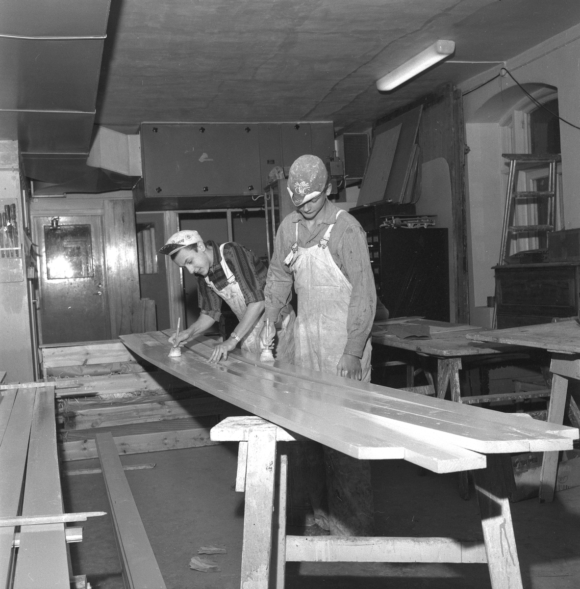 Örebro Kuriren, Verkstadskolegrabbar bygger kåk. 31 oktober 1958.