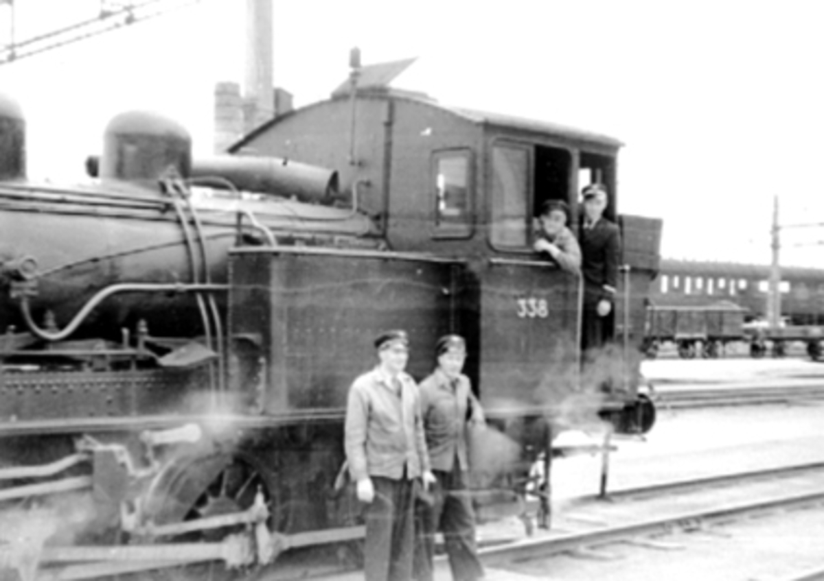 Anno Domkirkeodden, HAMAR JERBANESTASJON, DAMPLOKOMOTIV, SKIFTELOK NR. 338, LOKOMOTIVFØRER MATHISEN OG HANS SKIFTELAG