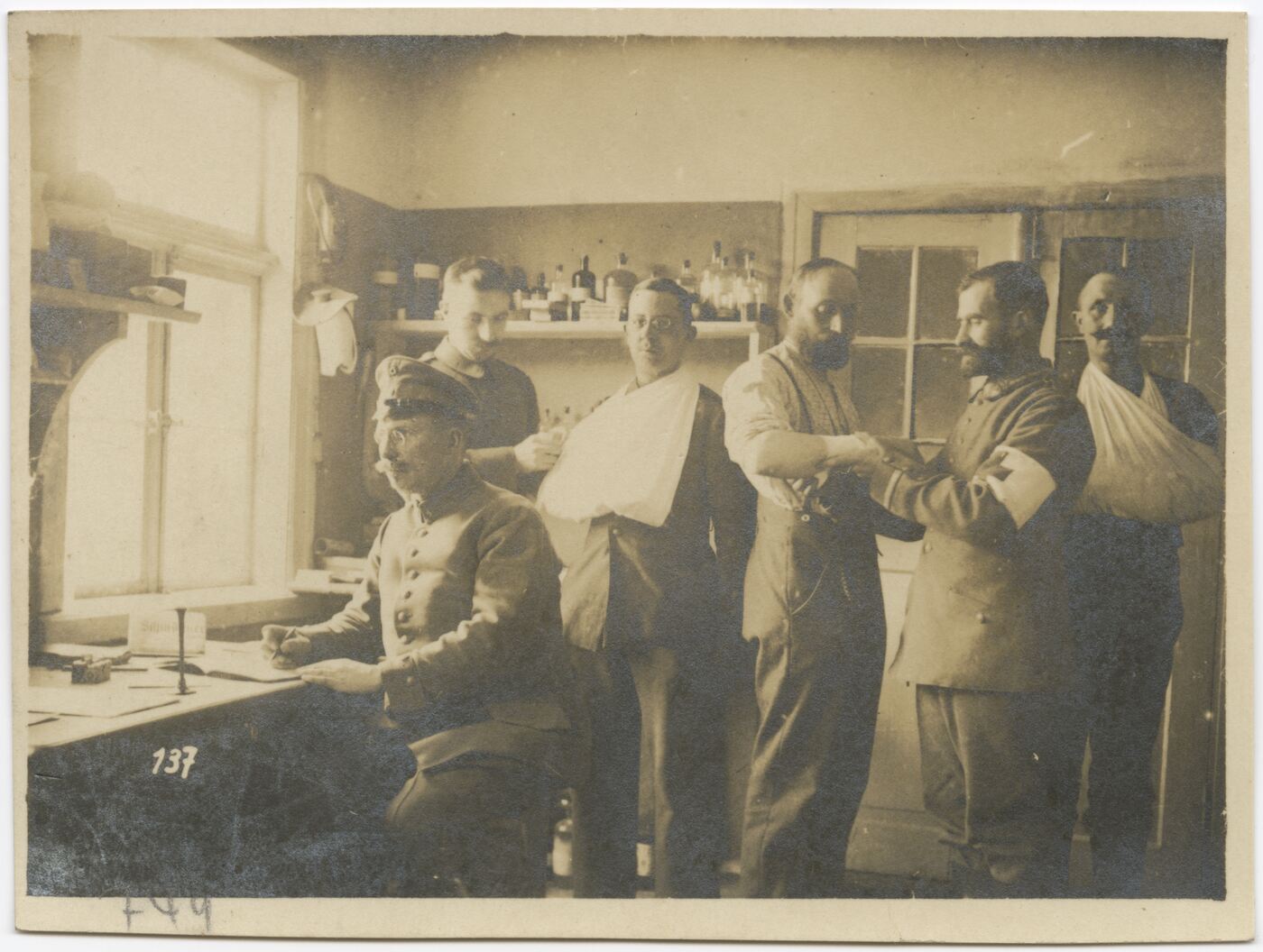 Wilhelm Alb. Bechtel, Kariškių ir medikų portretas medicinos punkte
