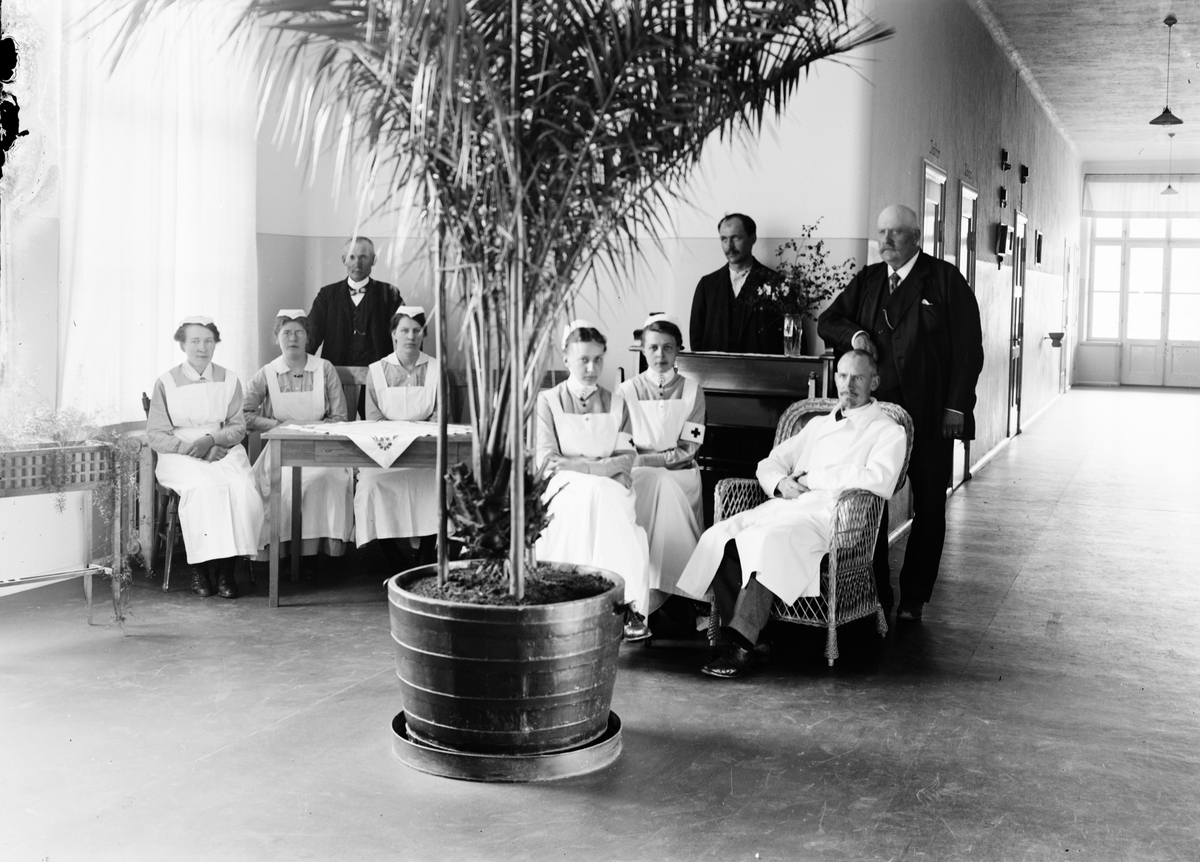 Skötsner-Edhlund, Östhammars nya lasarett - doktor P A Tonell med sköterskor, syskonen Ahlinder, maskinist Viktor Gustafsson och vaktmästare Mats Andersson, Östhammar, Uppland efter 1916