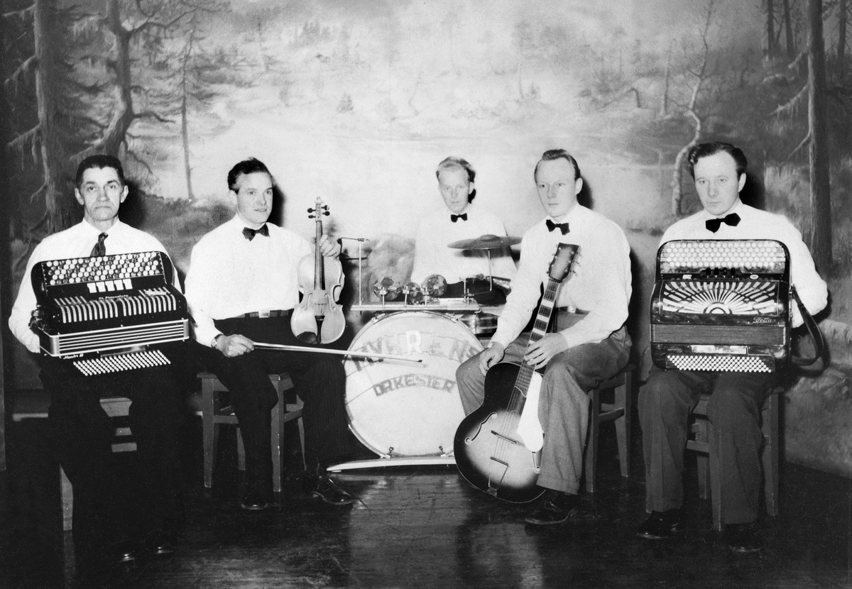 Anno Domkirkeodden, MYHRENS ORKESTER, FRA VENSTRE: OLE LANGMOEN, EDVIN HANSEN, LEIF MOSTUE, GUDMUND LØVLIEN OG ODDVAR MYHREN, SPILLER TIL DANS PÅ FRAM FORSAMLINGSLOKE I FURNES, MUSIKK,