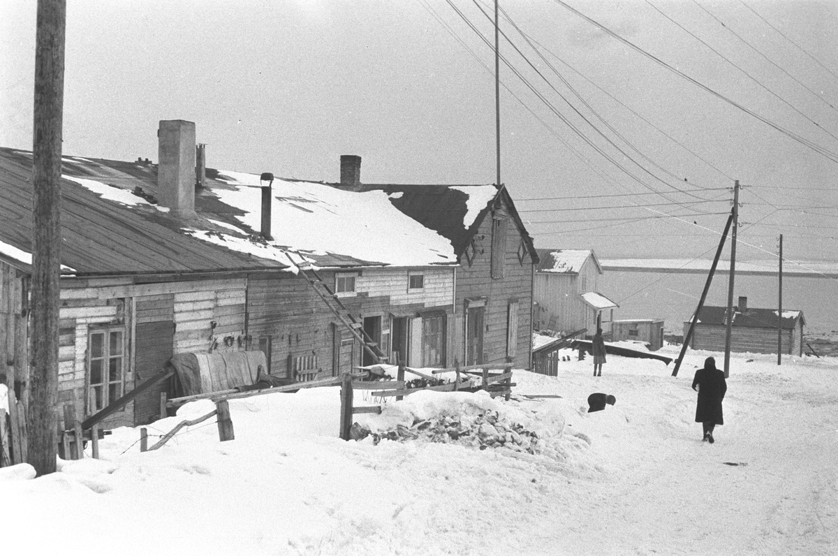 Ola Hanche-Olsen, Gjenreisning. Gamle hus i Vadsø. Påske 1947.
