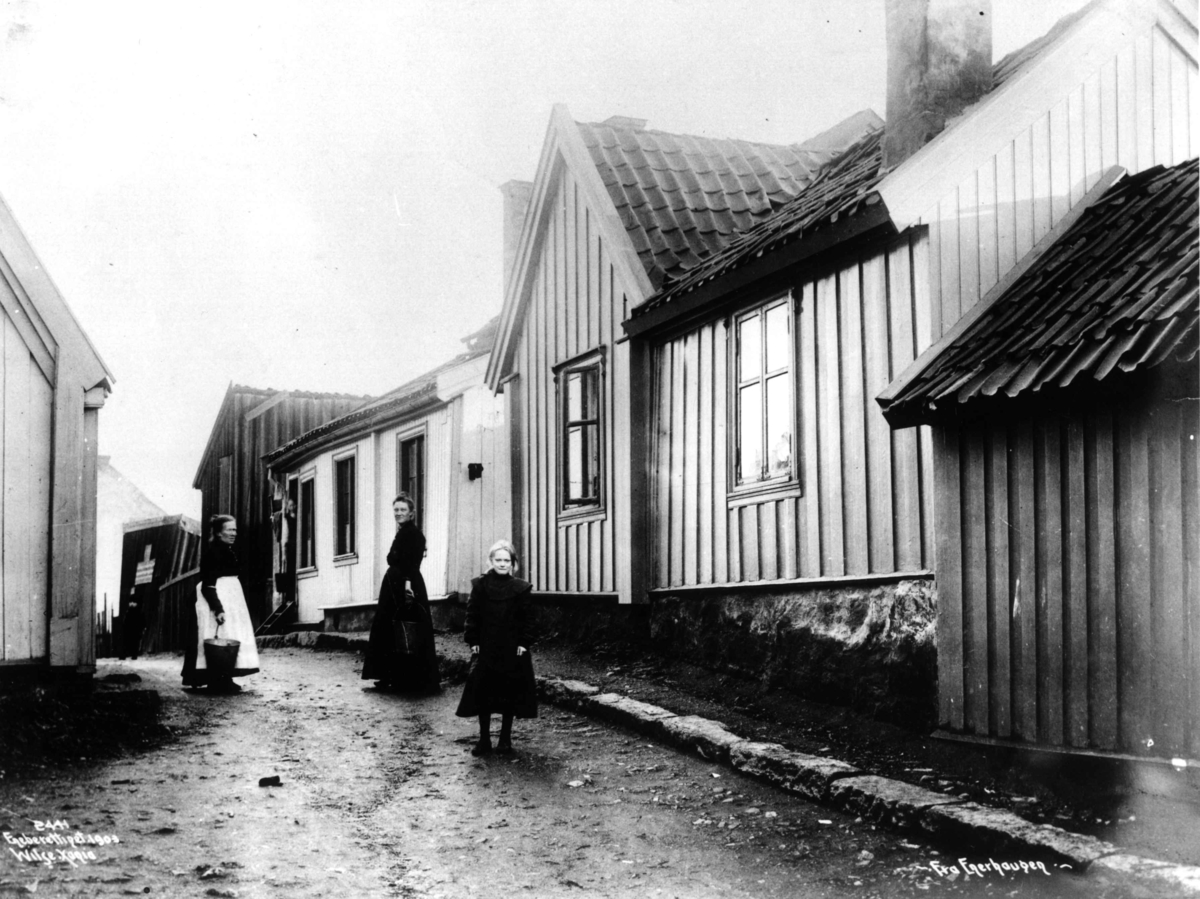 Anders Beer Wilse, Enerhaugen, Oslo 1903. Smal bygate med trehus og mennesker.