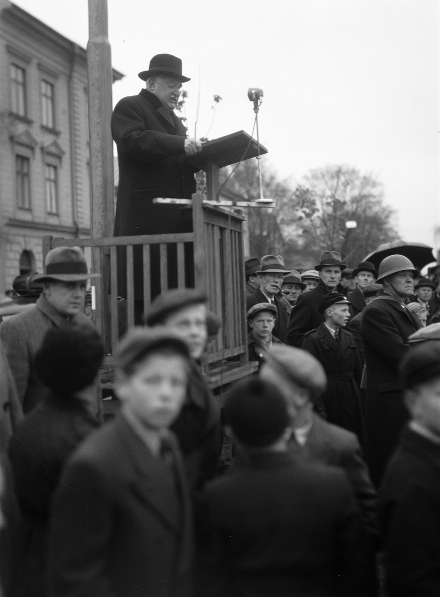Paul Sandberg, "Överraskningsmoment satte beredskapsavdelningarna på hårda prov" - "stadsfullmäktiges ordförande chefredaktör Axel Johansson avtackar luftskyddets ledning och personal", Vaksala torg, Uppsala 1941
