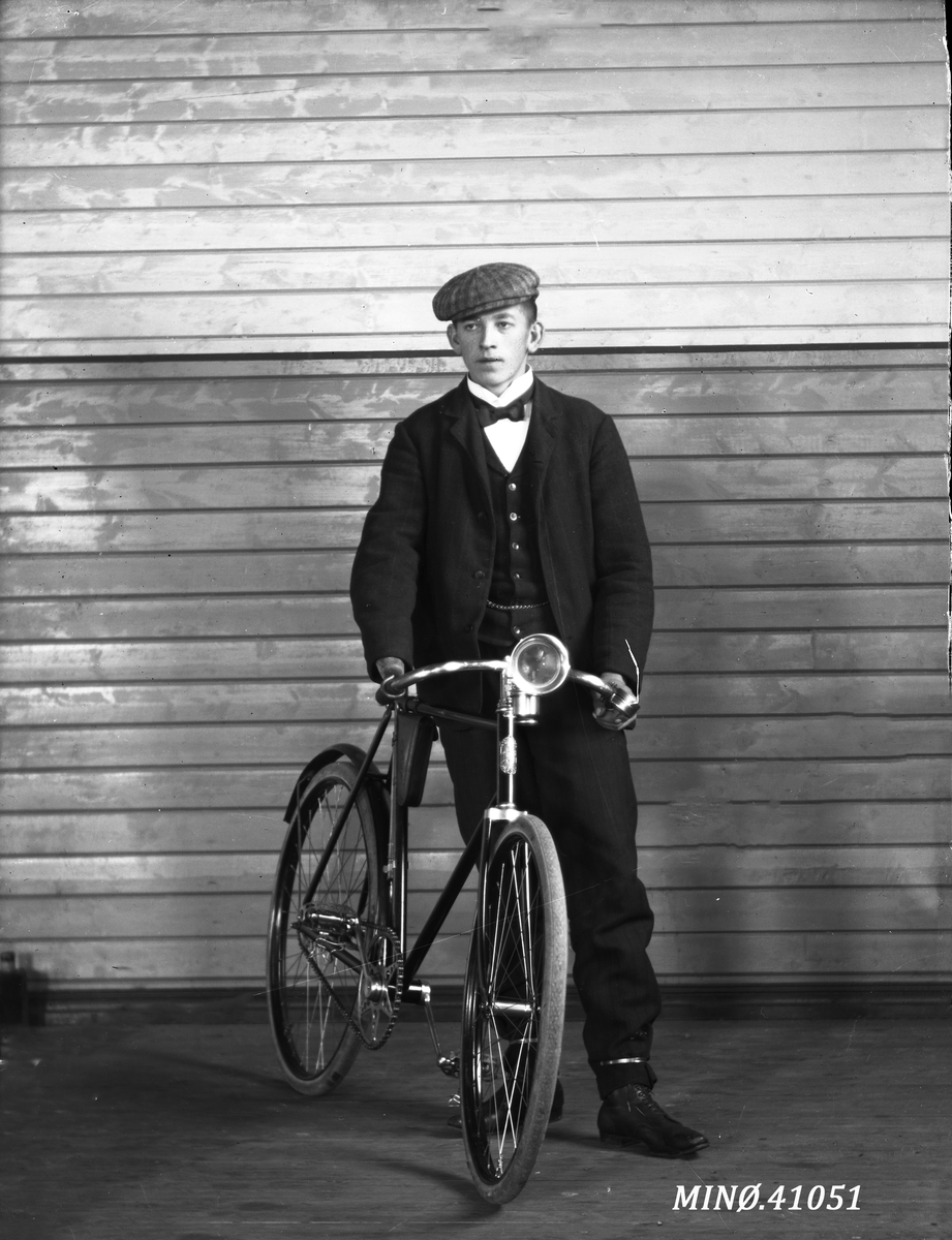 Oscar Holte, Portrett av ung mann med sykkel - Toralf Knudsen