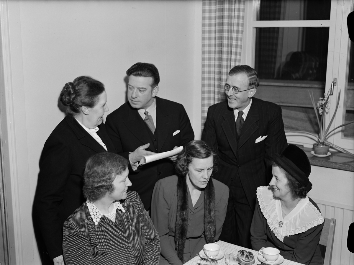Paul Sandberg, Läraren Anna Schenström diskuterar med kapellmästare George Reiss, rektor Einar Åslund, Wilma Eriksson, Elsa Lundin och Svea Lundin på föräldramöte i Högre Folkskolan